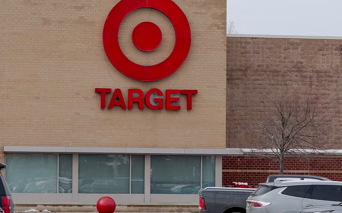 How can Detroit attract more national retail chains?